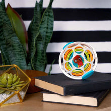 Charger l&#39;image dans la galerie, Hochet et balle de dentition - Grip &amp; Spin Oball Rattle Toy
